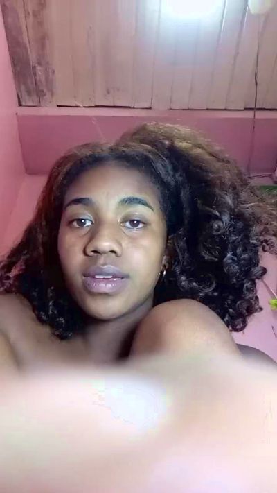 Melanie33 live cam on Cam4
