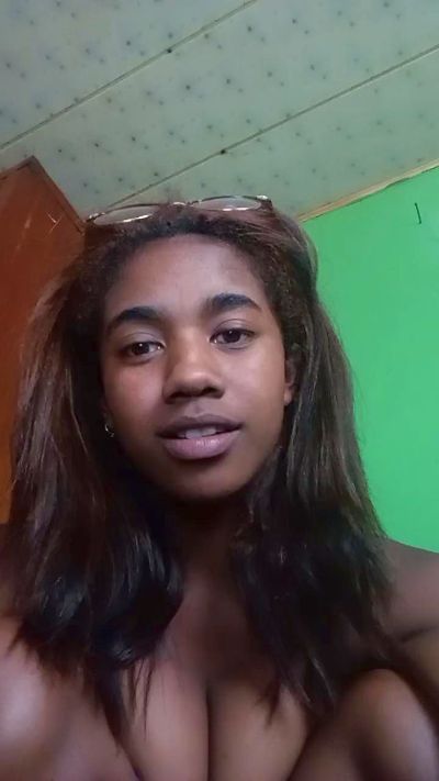 Melanie33 live cam on Cam4