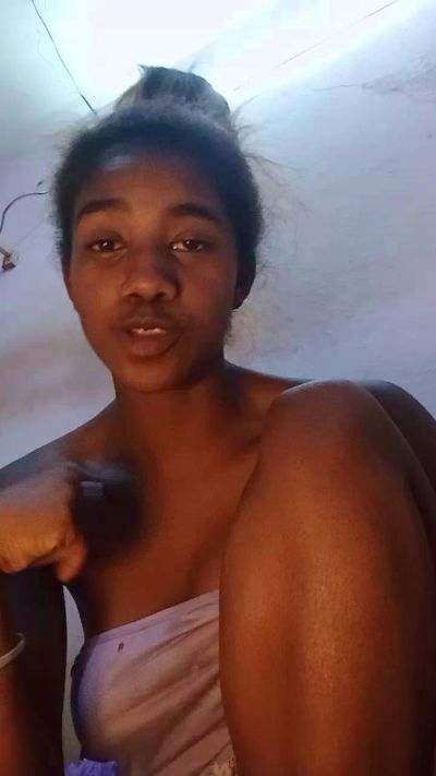 Melanie33 live cam on Cam4