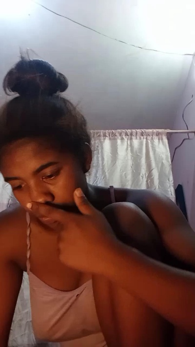 Melanie33 live cam on Cam4