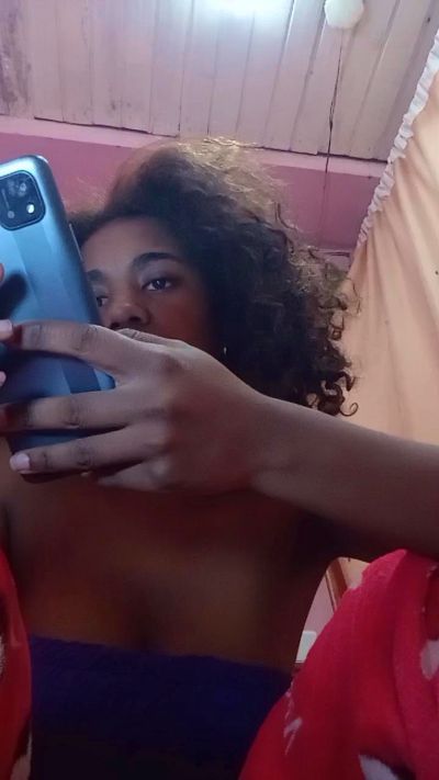 Melanie33 live cam on Cam4