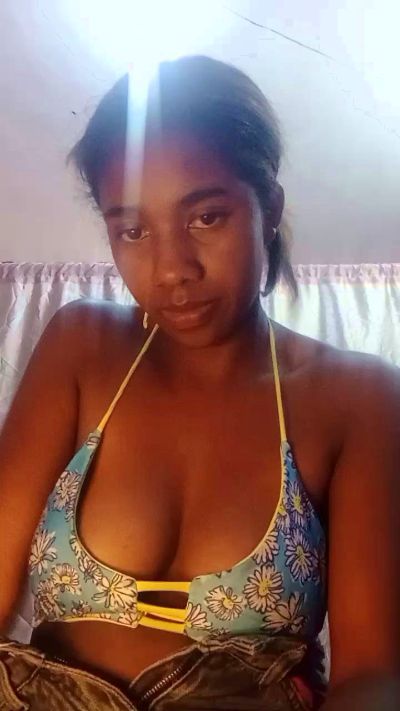 Melanie33 live cam on Cam4