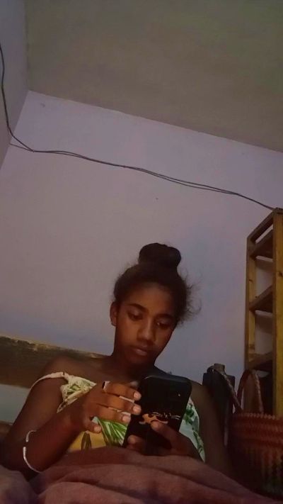 Melanie33 live cam on Cam4