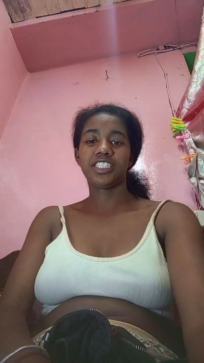 Melanie33 live cam on Cam4