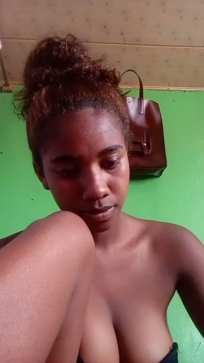 Melanie33 live cam on Cam4