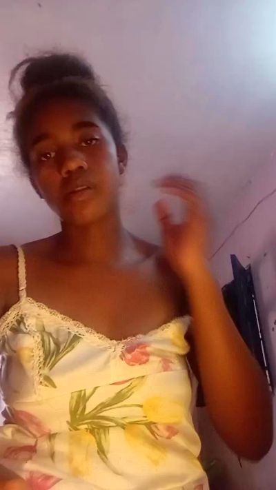 Melanie33 live cam on Cam4