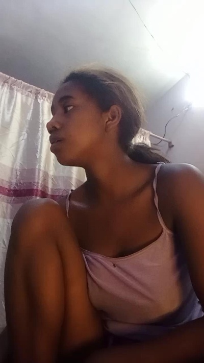 Melanie33 live cam on Cam4