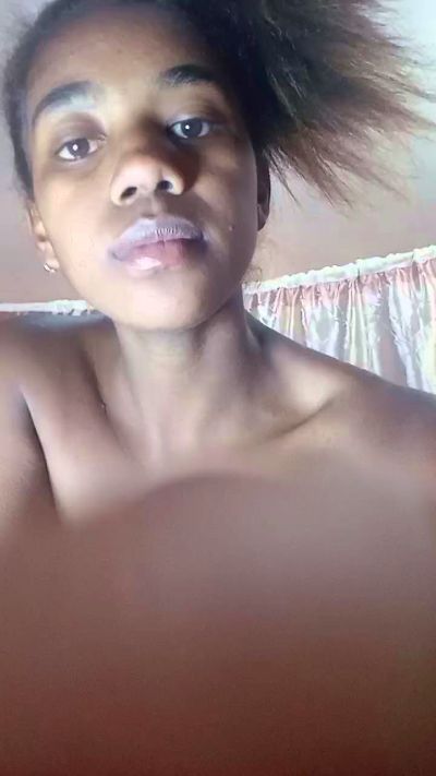 Melanie33 live cam on Cam4
