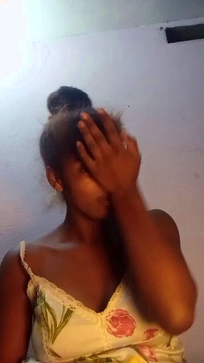 Melanie33 live cam on Cam4