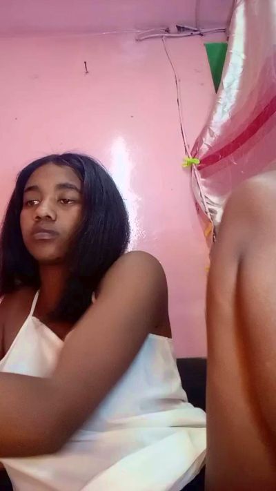 Melanie33 live cam on Cam4