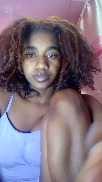 Melanie33 live cam on Cam4