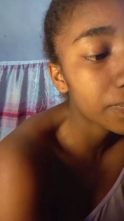 Melanie33 live cam on Cam4