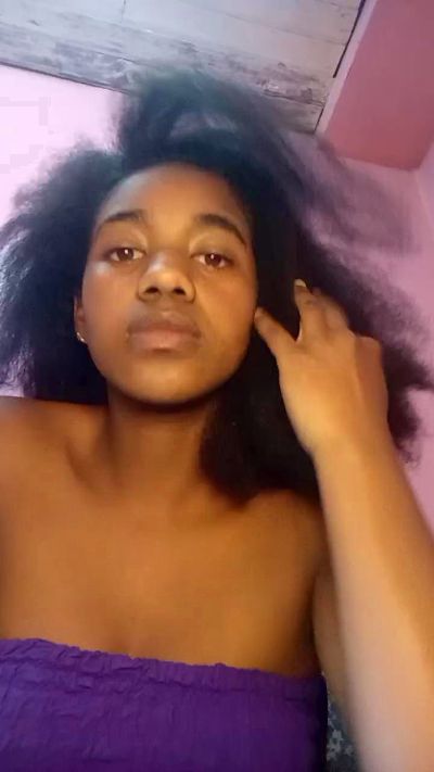 Melanie33 live cam on Cam4