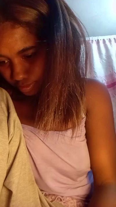 Melanie33 live cam on Cam4