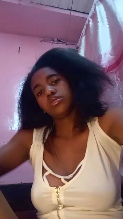 Melanie33 live cam on Cam4