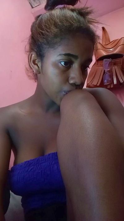 Melanie33 live cam on Cam4