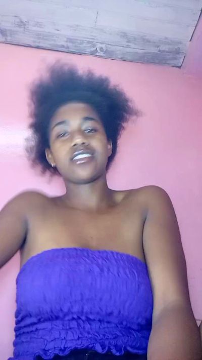 Melanie33 live cam on Cam4