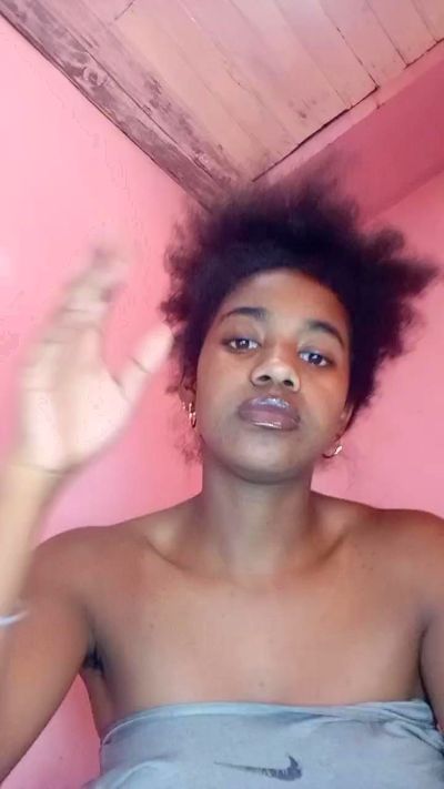 Melanie33 live cam on Cam4
