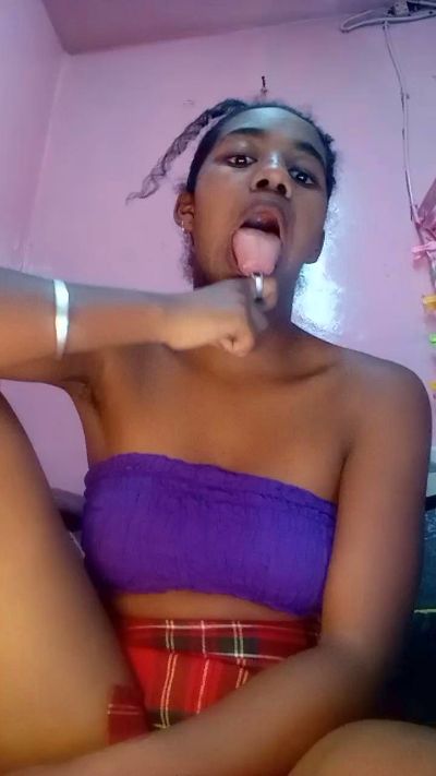 Melanie33 live cam on Cam4