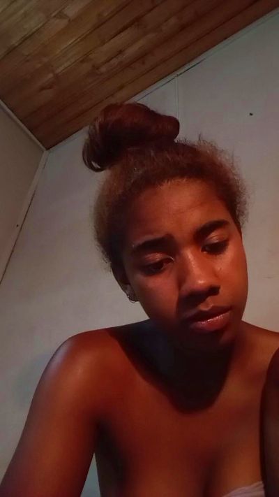 Melanie33 live cam on Cam4