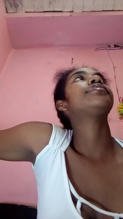Melanie33 live cam on Cam4