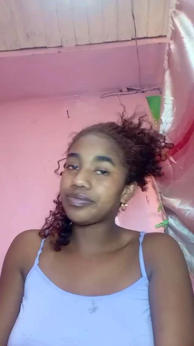 Melanie33 live cam on Cam4