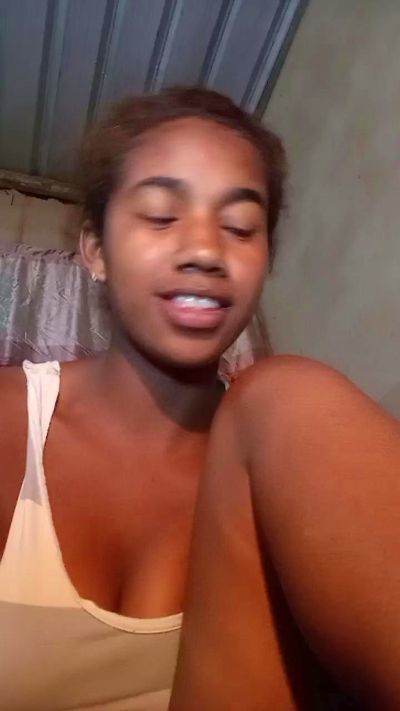 Melanie33 live cam on Cam4