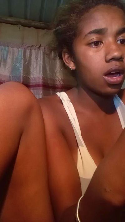 Melanie33 live cam on Cam4