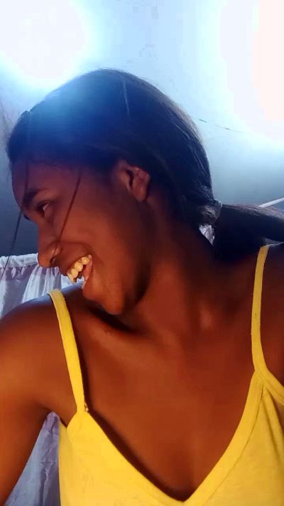 Melanie33 live cam on Cam4