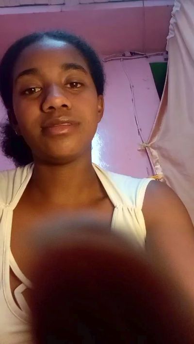 Melanie33 live cam on Cam4