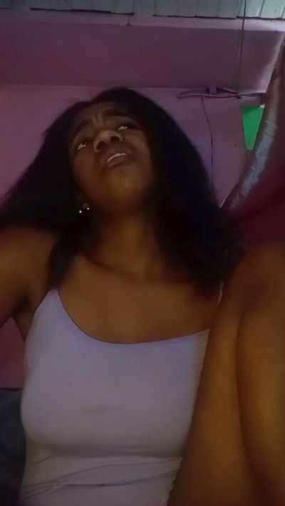 Melanie33 live cam on Cam4