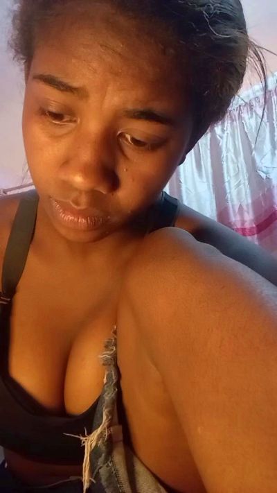 Melanie33 live cam on Cam4