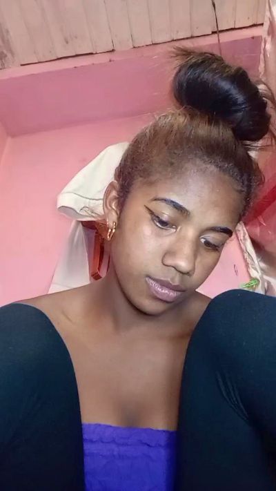Melanie33 live cam on Cam4
