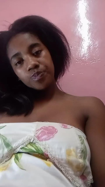 Melanie33 live cam on Cam4