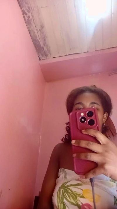 Melanie33 live cam on Cam4