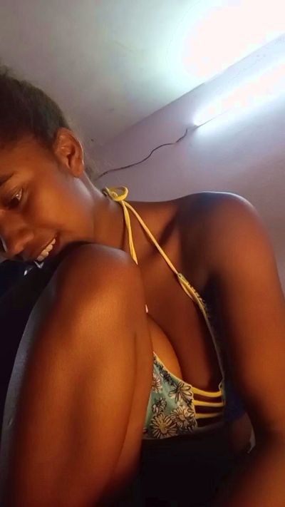 Melanie33 live cam on Cam4