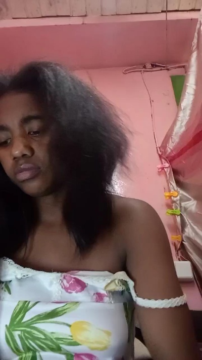 Melanie33 live cam on Cam4