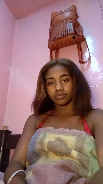 Melanie33 live cam on Cam4
