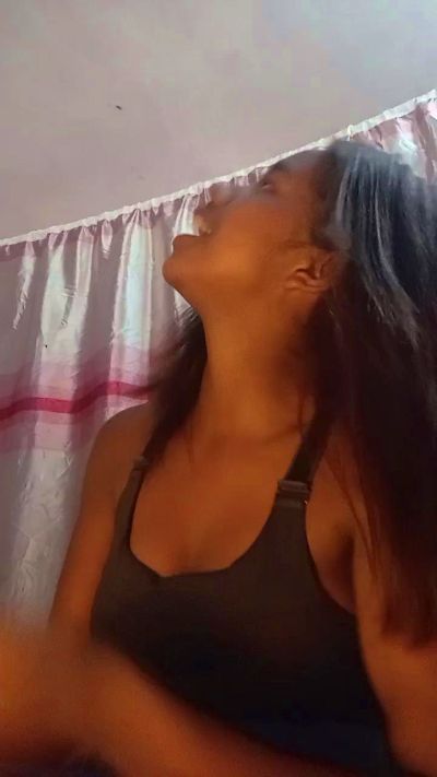 Melanie33 live cam on Cam4