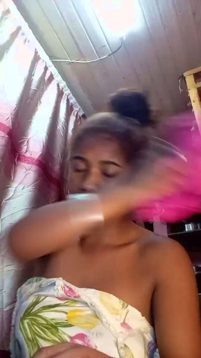 Melanie33 live cam on Cam4