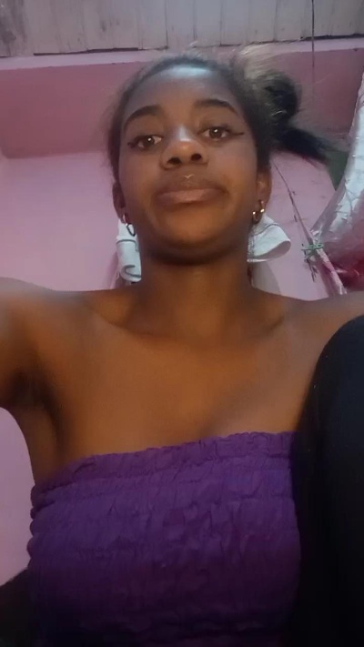Melanie33 live cam on Cam4