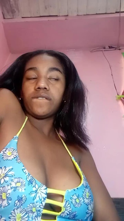 Melanie33 live cam on Cam4