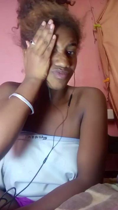Melanie33 live cam on Cam4