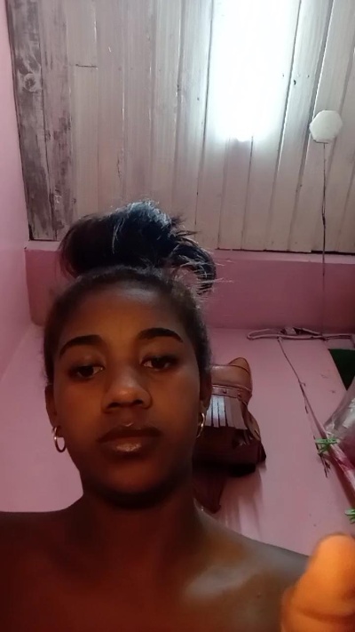 Melanie33 live cam on Cam4