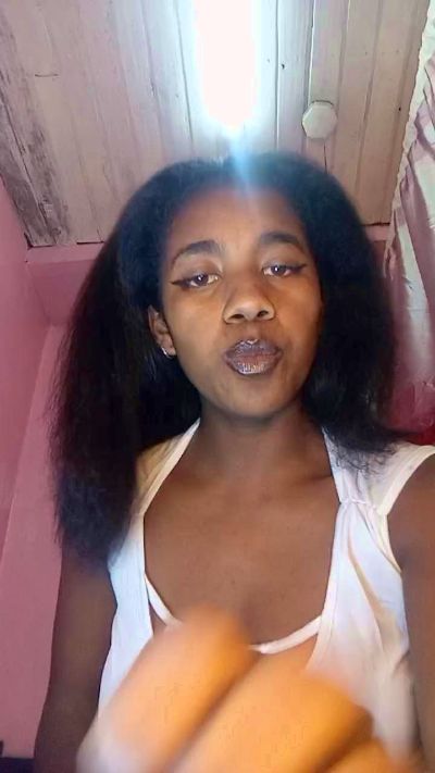 Melanie33 live cam on Cam4
