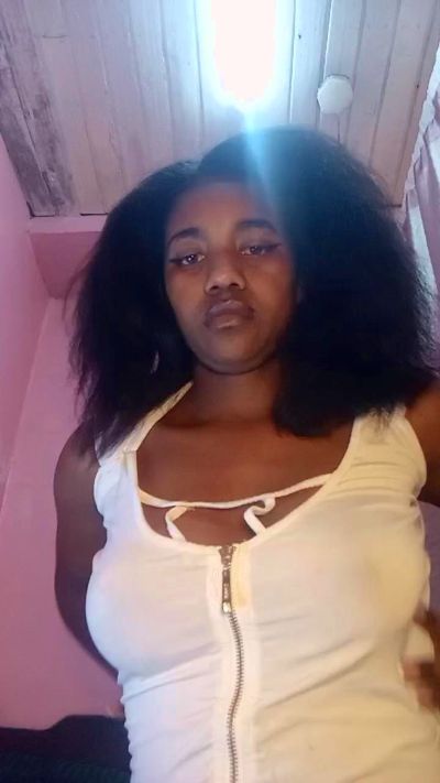 Melanie33 live cam on Cam4