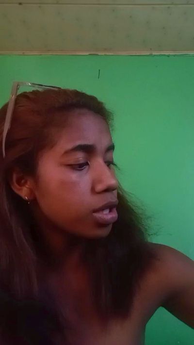 Melanie33 live cam on Cam4