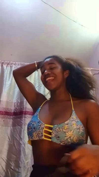 Melanie33 live cam on Cam4