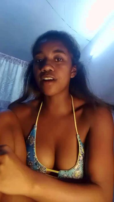 Melanie33 live cam on Cam4
