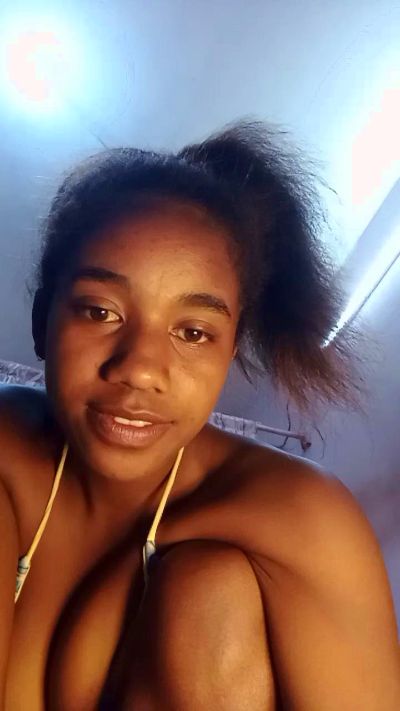 Melanie33 live cam on Cam4